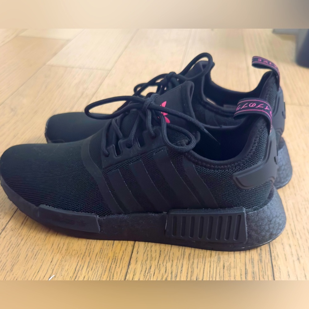 NIB Adidas all black with pink logo NMD_R1 Primeblue Women’s Sneakers Sz 8W